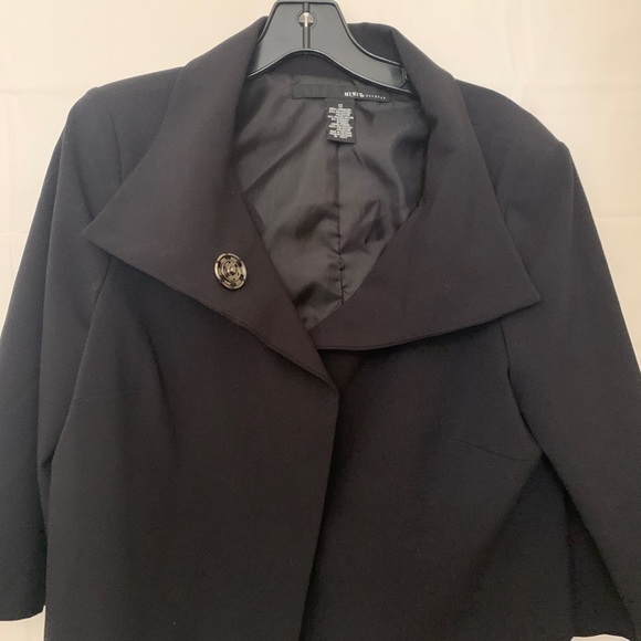 Beautiful three button,high cut black blazer, three-quarter sleeve size 12 - Picture 3 of 8